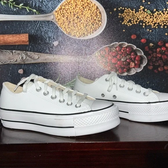 Like brand new converse low top Platform Sneakers - Picture 1 of 6